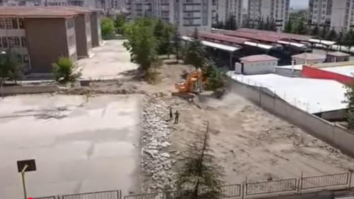 Okul Bahçesindeki  Ağaçları Söktüler